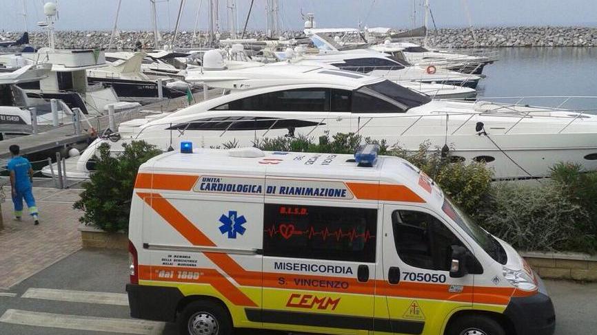 Malore in mare, ambulanza sul porto
