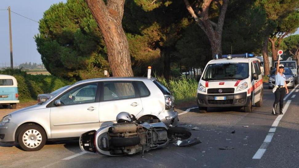 Scontro frontale, illeso scooterista