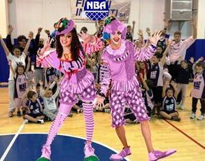 I clown nelle scuole di Altopascio a reclutare bambini per il basket