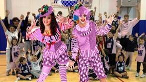 I clown nelle scuole di Altopascio a reclutare bambini per il basket