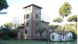 Villa con torretta a Motrone in vendita per un milione