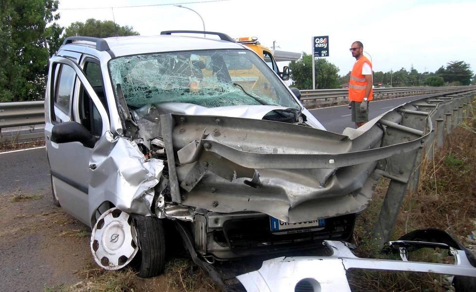 Dopo un malore finisce contro il guard rail