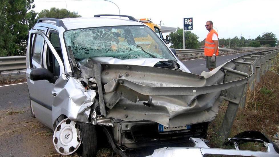 Dopo un malore finisce contro il guard rail