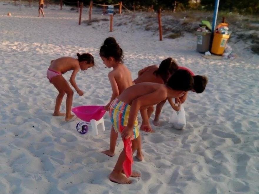Spiaggia ripulita da cinque bambini 
