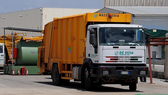 Le auto in sosta, ostacolo per la De Vizia 
