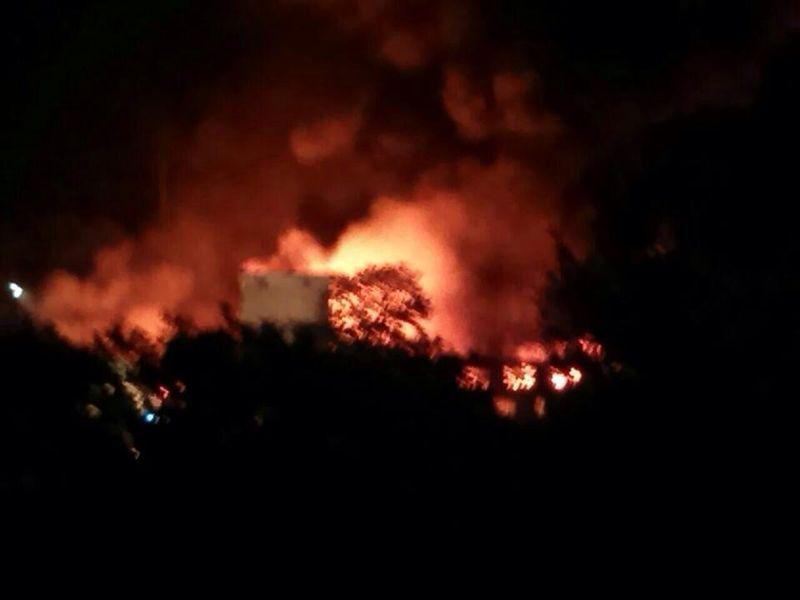Rogo nella notte in un magazzino tessile a Vaiano 