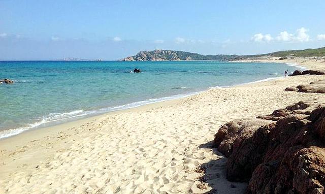 Il lungo arenile di Lu Litarroni: tra il granito e la grande pineta 