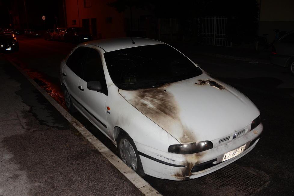 Auto incendiata, scoppia la lite e spunta un coltello 