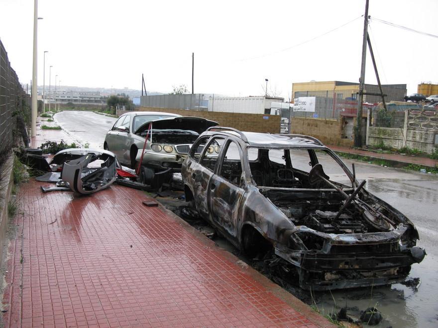 Rubano l’auto in una concessionaria e la bruciano 