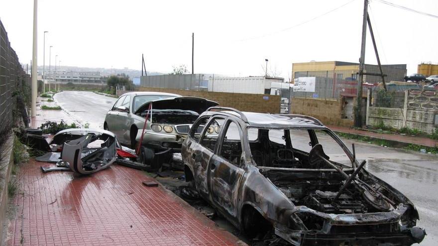Rubano l’auto in una concessionaria e la bruciano