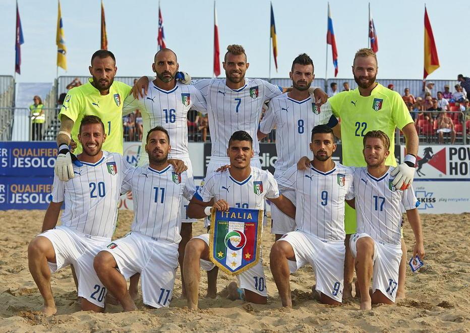 Buffon fa il tifo per la nazionale dei viareggini 
