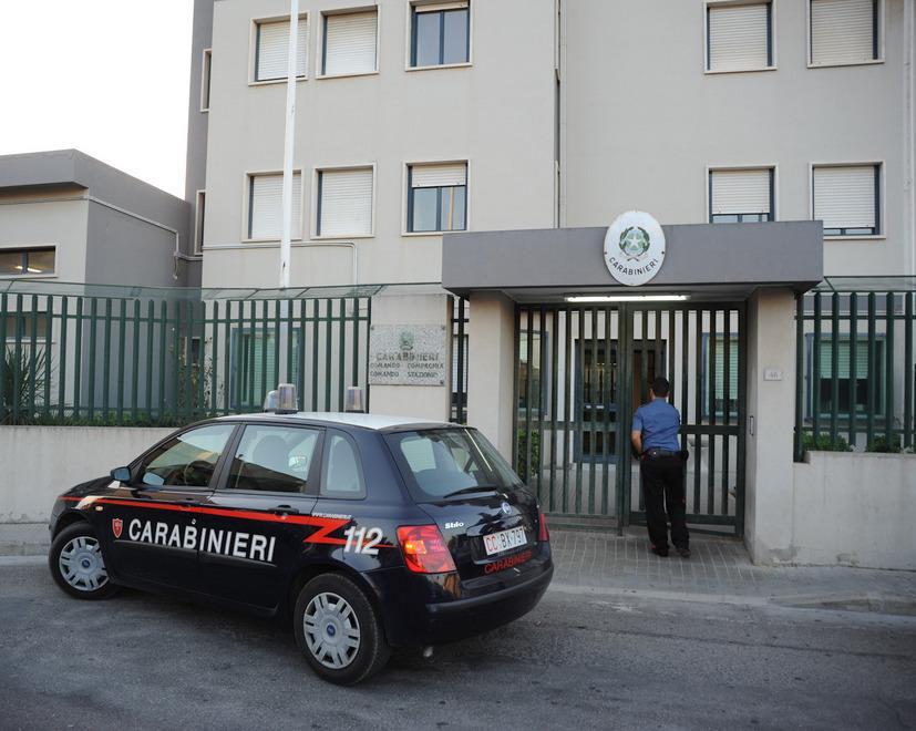 Vogliono rapinarlo, lui reagisce, la moglie urla e i banditi scappano 