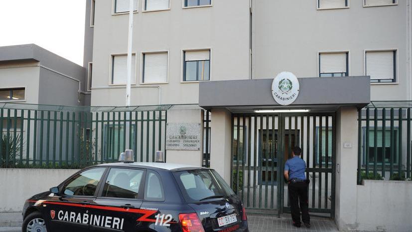Vogliono rapinarlo, lui reagisce, la moglie urla e i banditi scappano