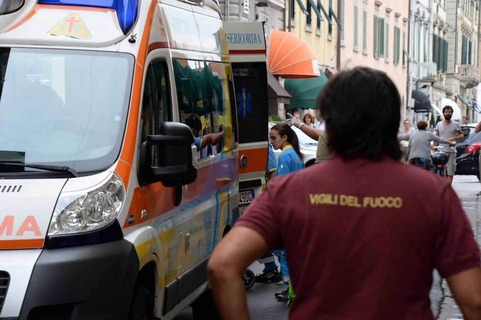 Pensionato cade in casa, soccorso con i pompieri 