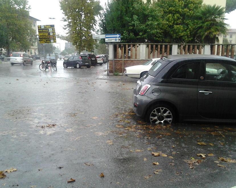 A Livorno tuoni, fulmini, pioggia e... allagamenti 
