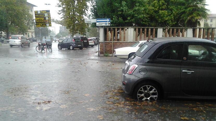 A Livorno tuoni, fulmini, pioggia e... allagamenti