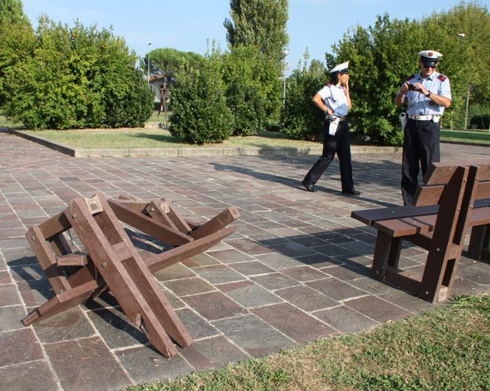 Panchine divelte ai giardini di Ponte a Elsa 