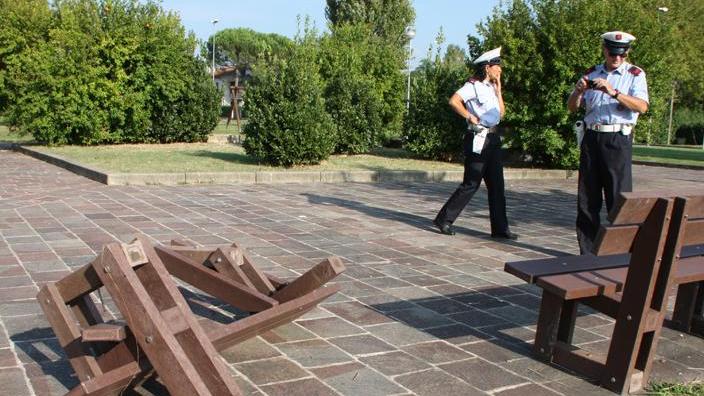 Panchine divelte ai giardini di Ponte a Elsa