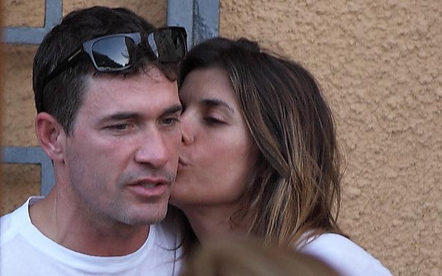 Il parroco: «Tra Elisabetta e Brian c’è un amore vero»