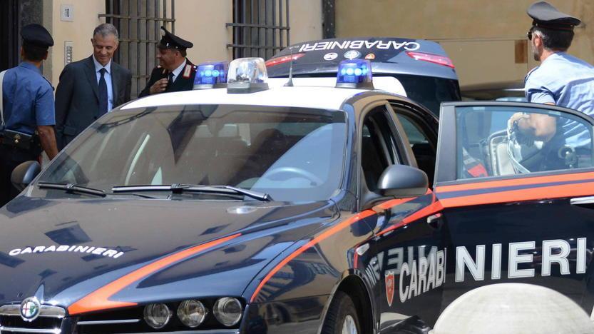 Aggredisce carabinieri e vigili che lo vogliono sfrattare