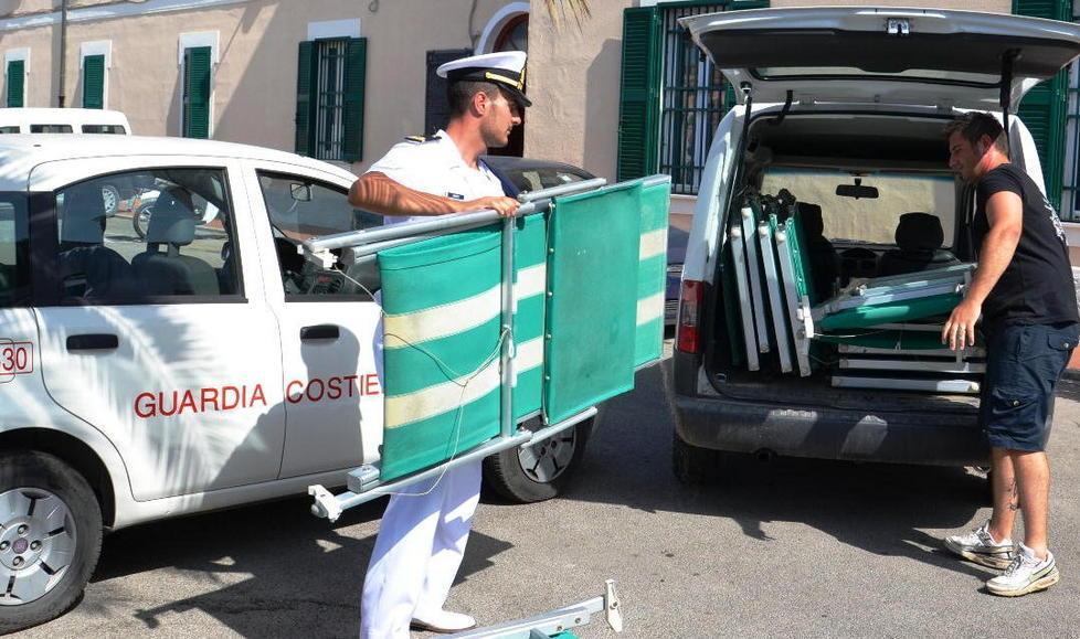 Occupazione abusiva della spiaggia, blitz della Capitaneria 