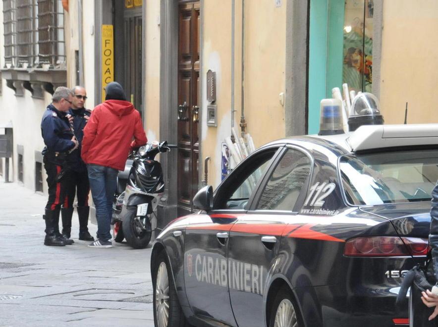 Studente aggredito e rapinato nella notte in centro storico 
