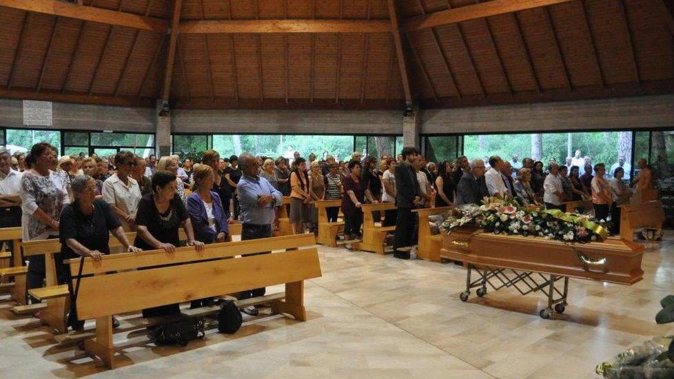 L’ultimo saluto a Luisa Fonzo, gremita la chiesa di Marina di Castagneto