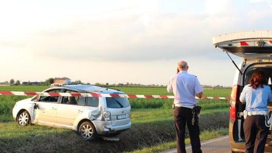 Si schianta in auto, muore un 56enne