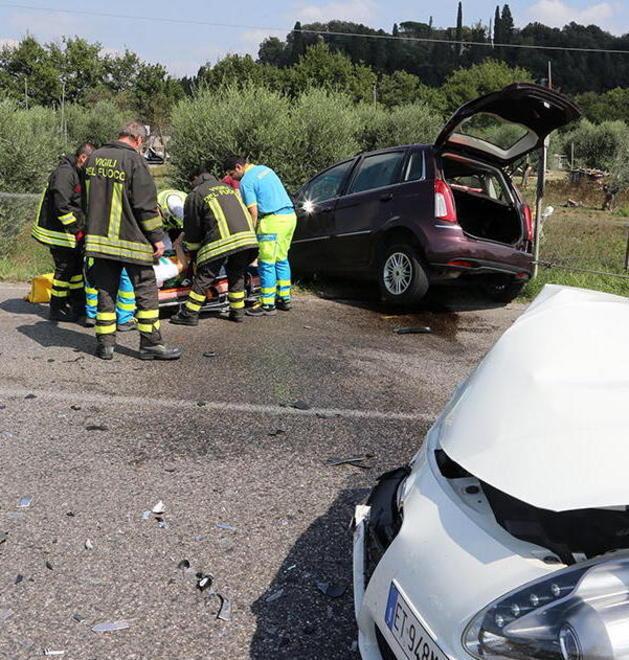 Pauroso scontro frontale: due feriti