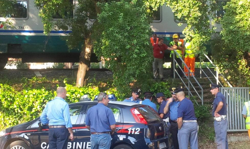 Si uccide gettandosi sotto l’Intercity