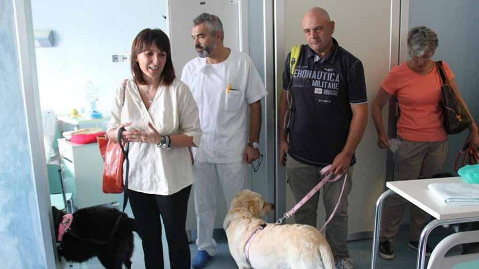 I cani che portano sorrisi nel reparto di oncologia