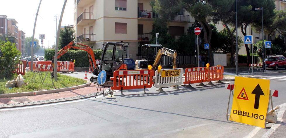 Cede l’asfalto, chiusa la rotatoria