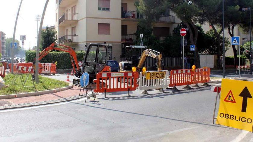 Cede l’asfalto, chiusa la rotatoria