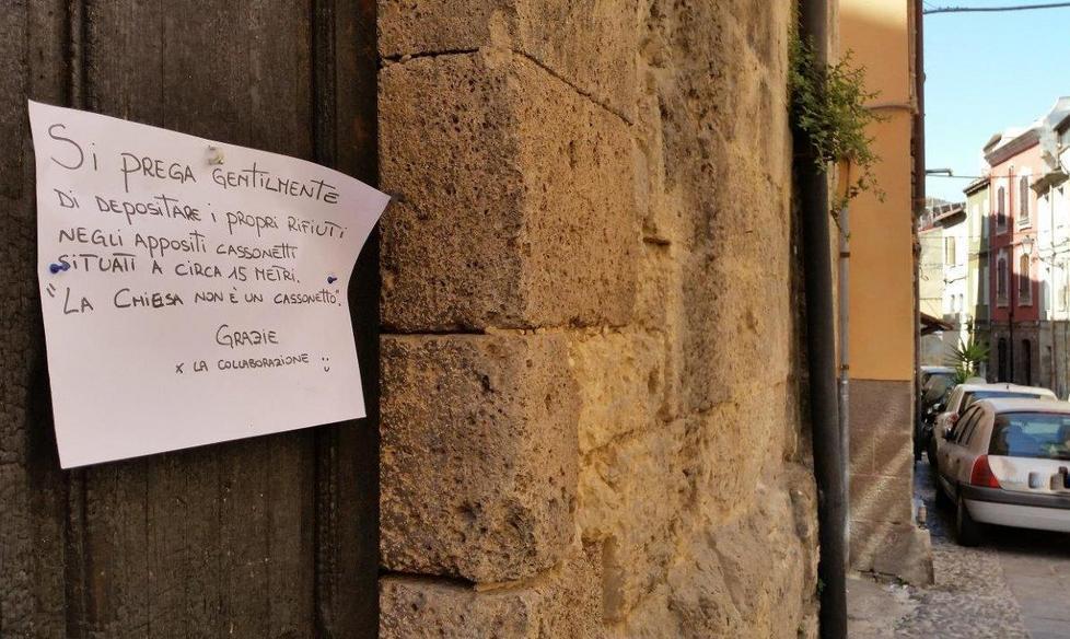 Rifiuti scaricati davanti alla chiesa