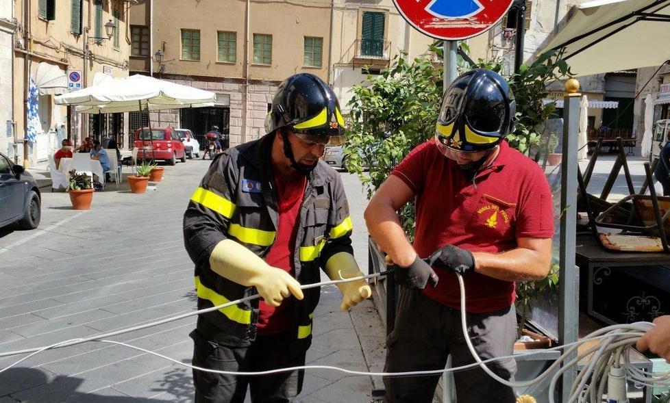 Cavo sospeso ad altezza d’uomo