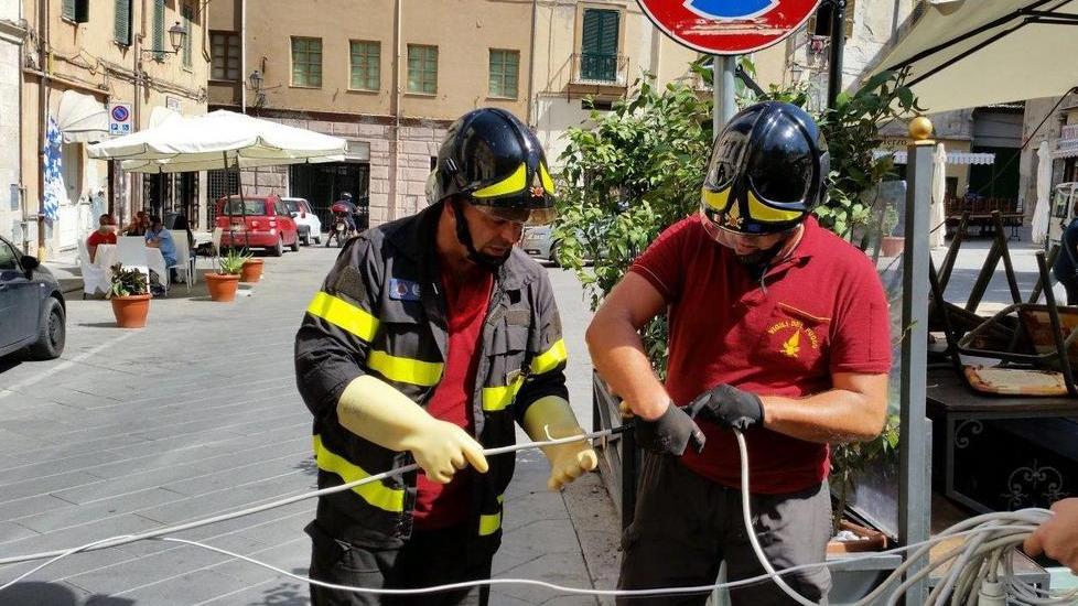 Cavo sospeso ad altezza d’uomo