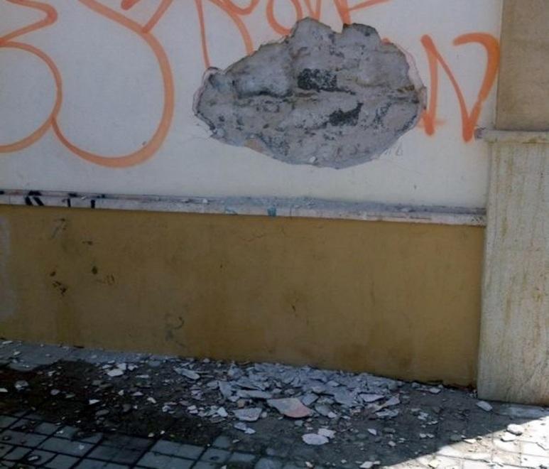 I ladri provano a sfondare un muro poi scappano