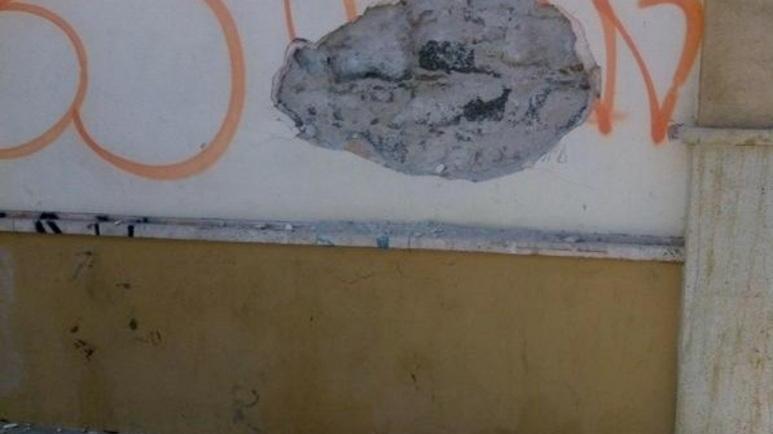 I ladri provano a sfondare un muro poi scappano