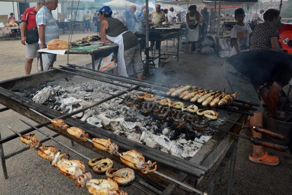 Davanti al Rimedio tra devozione, arrosti e immaginette
