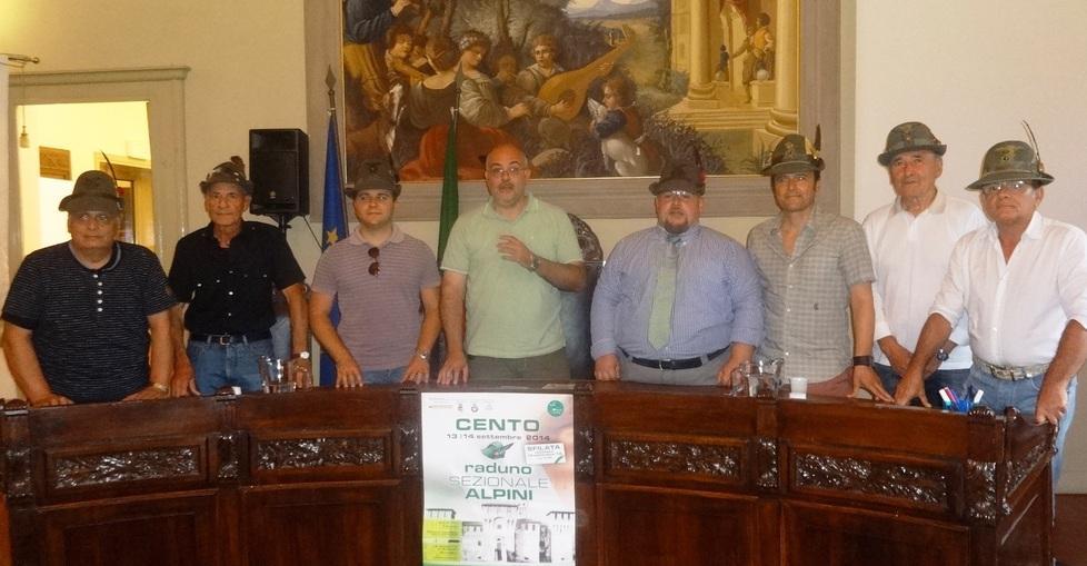 Penne nere e cantanti in campo 