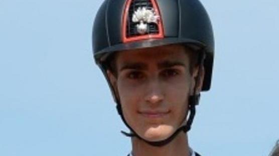 La “manita” del carabiniere a cavallo