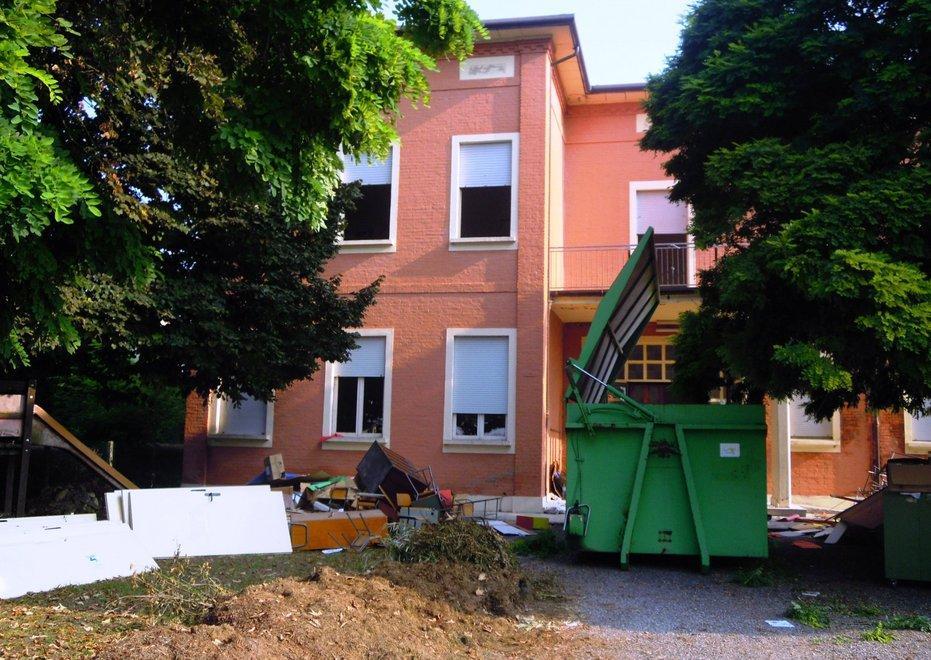 Via alla demolizione delle elementari di Reno Centese 