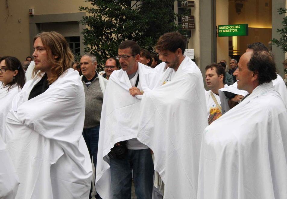 Flash mob coi lenzuoli bianchi in piazza del Comune 