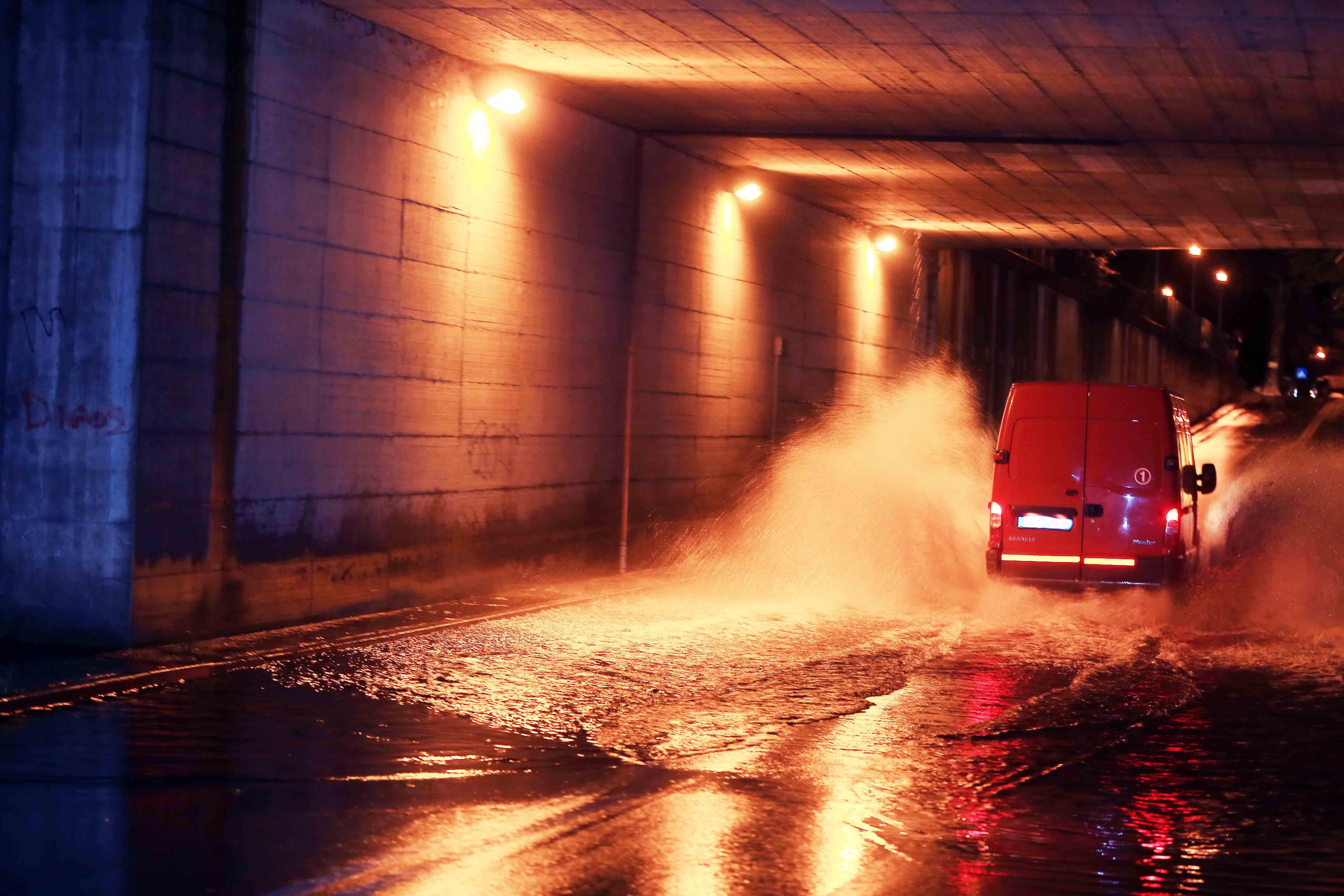 Temporale, allagamenti in provincia e automobilista intrappolata nel sottopasso 