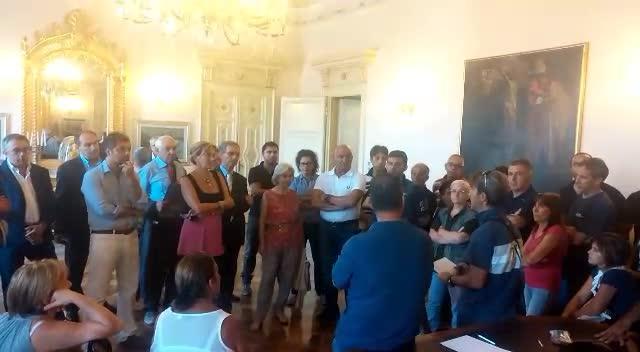 Cinquanta lavoratori della Multiss occupano il salone della Provincia 