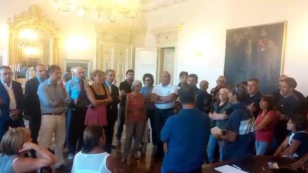Cinquanta lavoratori della Multiss occupano il salone della Provincia