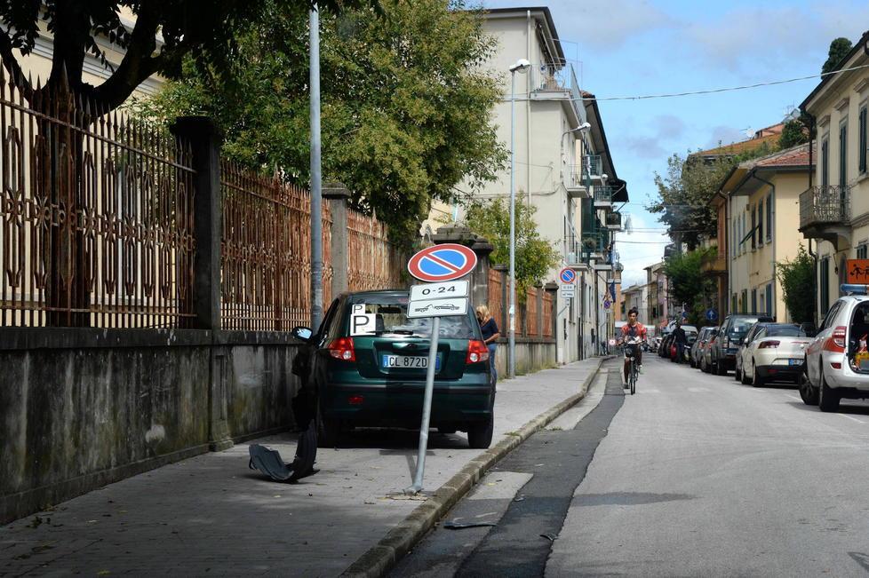 Neopatentata finisce con l’auto sul marciapiede 