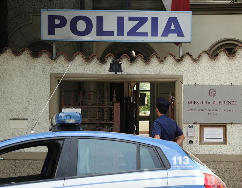 A due anni resta chiuso in auto a Empoli, liberato dai vigili del fuoco 