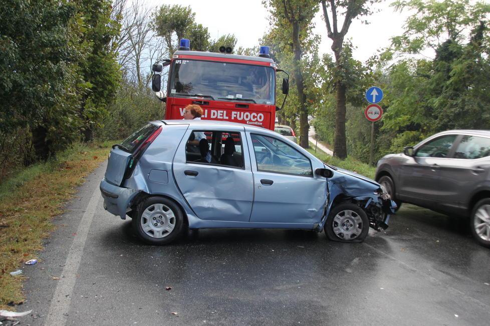 Scontro tra due auto, una va fuori strada 
