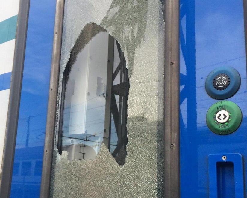 Vandali in stazione durante la notte, danneggiato il regionale “Vivalto” 